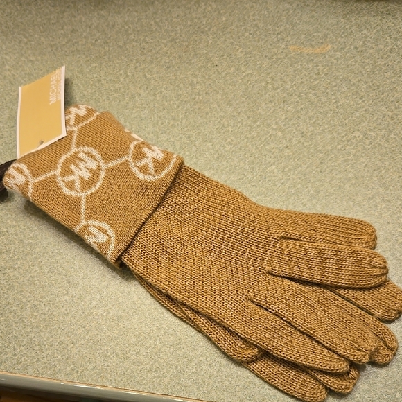 Michael Kors Accessories - NWT Michael Kors Tan Knit Gloves